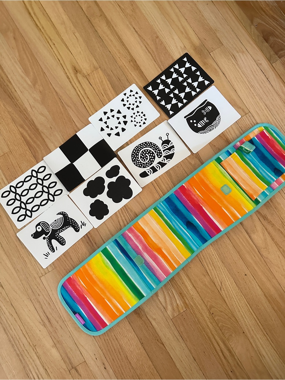 Lovevery Looker Play Kit Standing Card Holder with 8pcs cards